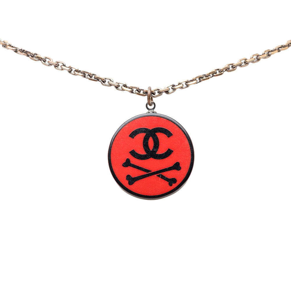Pre-Loved Chanel CC Gold Plated Resin Crossbones Round Pendant Necklace - Picture 3 of 6